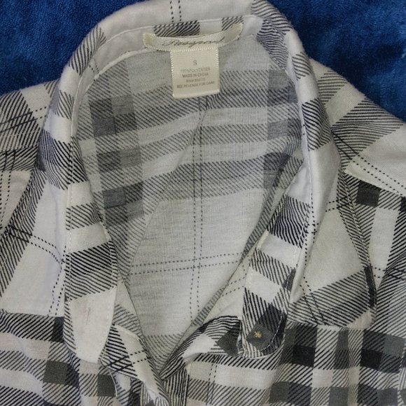 Passport Plaid Collar button up Soft Long sleeve plaid flannel top with Pockets! - Picture 4 of 5
